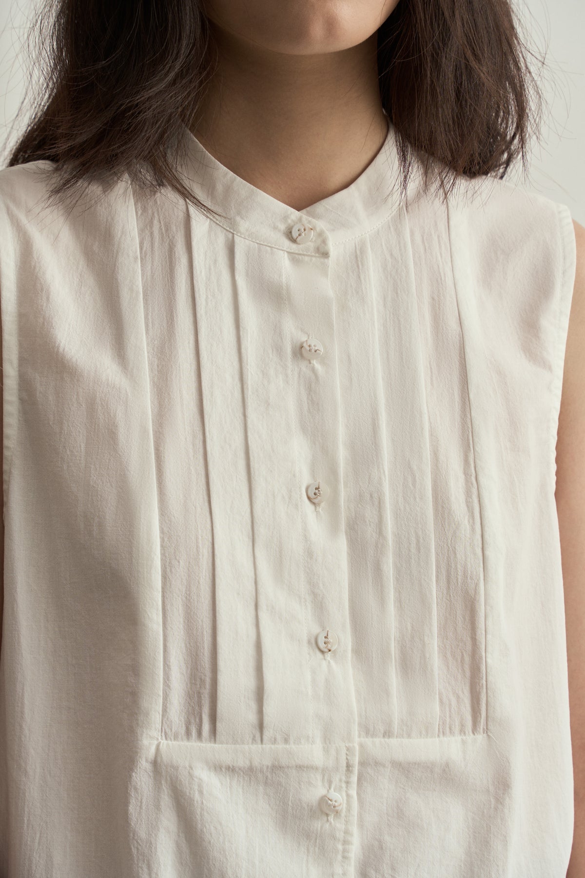 TRADITIONAL CHINESE WHITE ROUND NECK PLEATS SLEEVELESS TOP