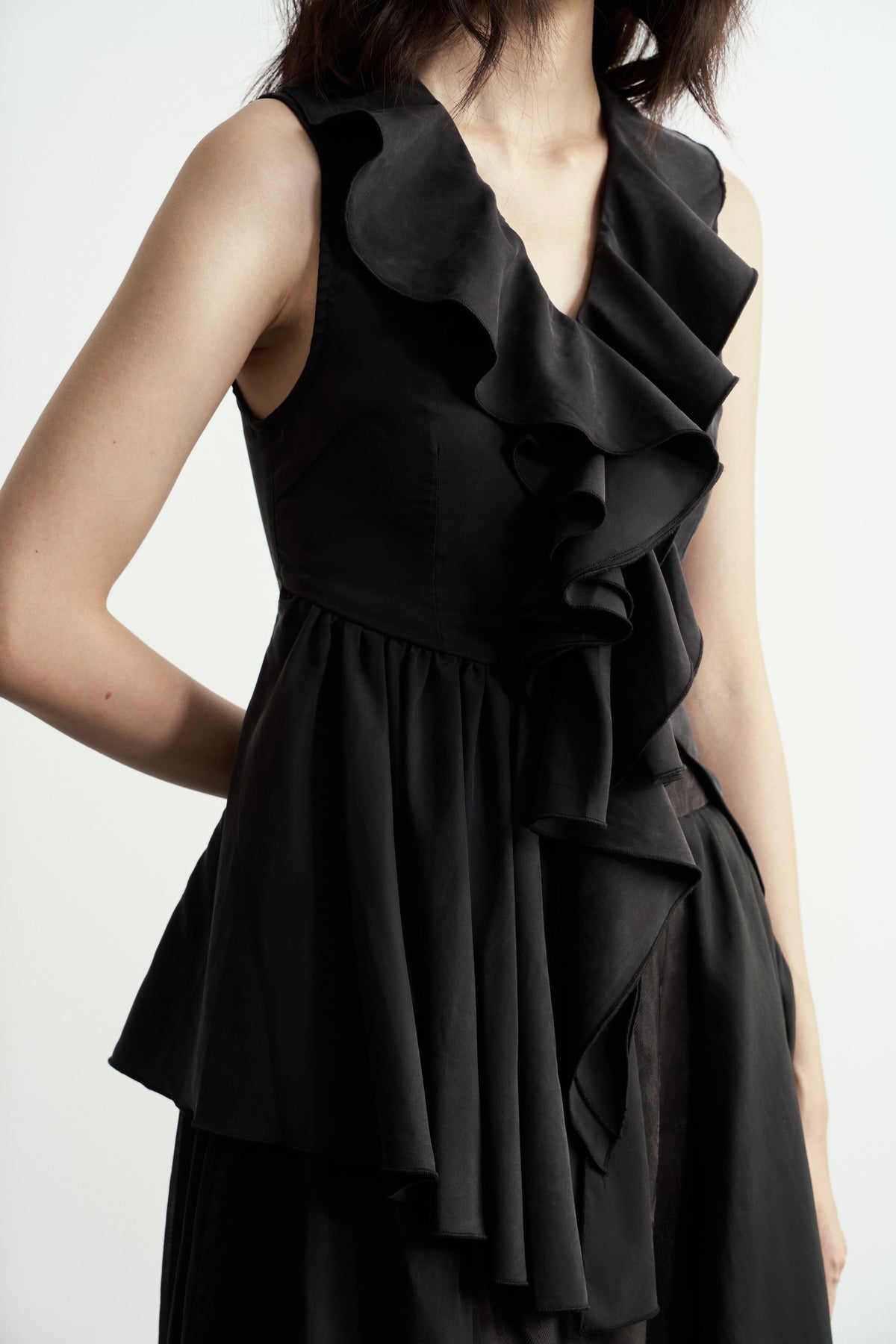 BLACK ASYMMETRIC RUFFLES SLEEVELESS BLOUSE