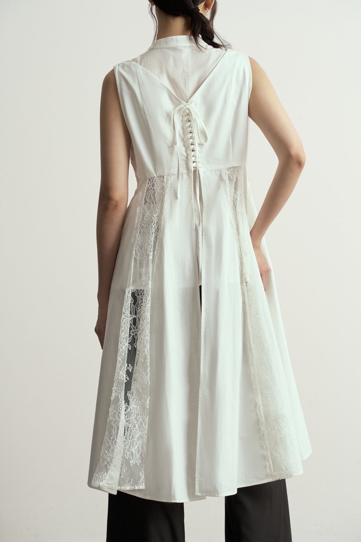 WHITE LACE TIE-DETAIL SLEEVELESS LONG OVERLAY